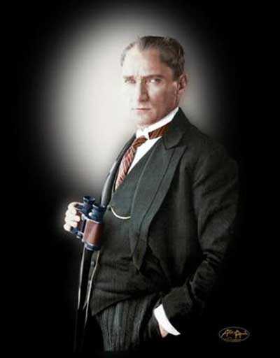 Atatürk'ün Profilden Takım Elbiseli Karzimatik Bir Resmi