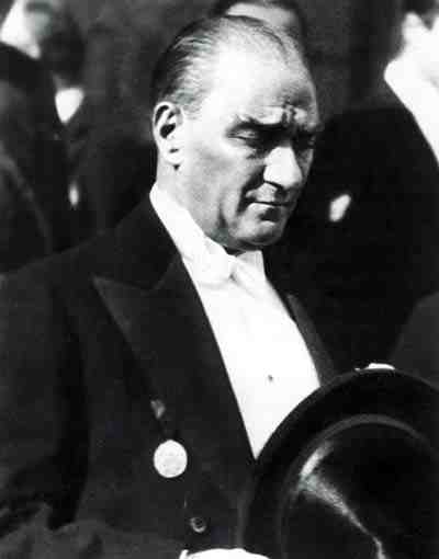 Atatürk'ün Smokinle Çekilmiş Bir Resmi-2