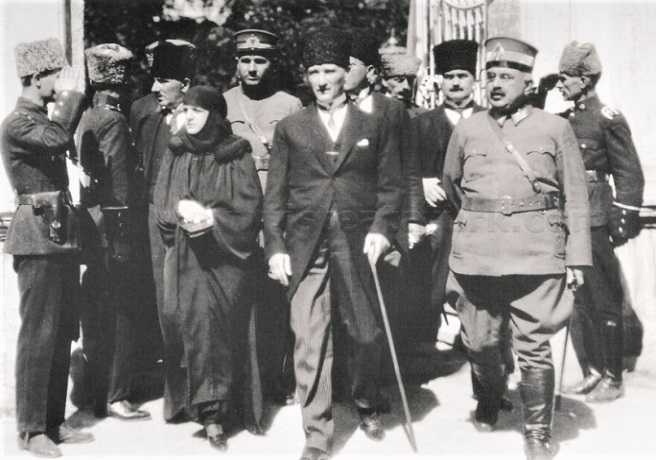 Atatürk, Latife Hanım ve Ali Hikmet Ayerdem - Samsun -1924