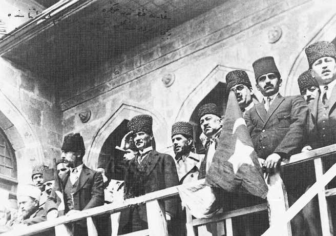 Mustafa Kemal ve Milletvekilleri TBMM Balkonunda