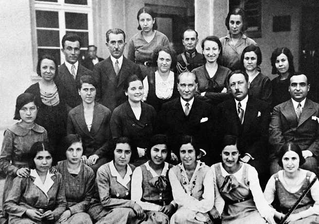 Atatürk, Ankara Kız Lisesi'nde Öğretmen ve Öğrencilerle