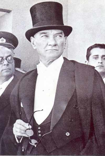 Atatürk'ün Gözlüklü ve Fraglı Karizmatik Bir Resmi