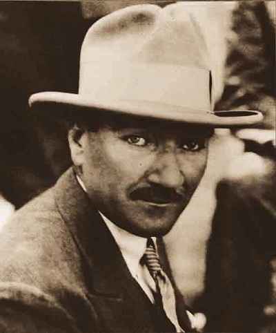 Mustafa Kemal Atatürk'ün Şapkalı Resmi-3