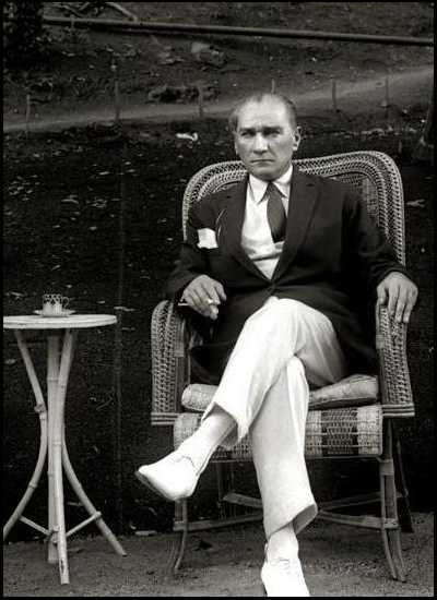 Atatürk Orman Çiftliğinde Dinlenirken Görülüyor (1932)
