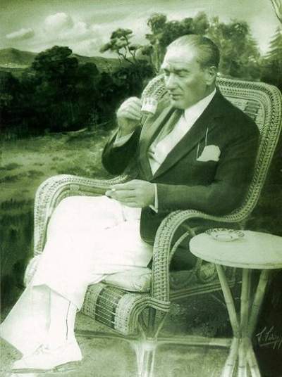 Atatürk, Atatürk Orman Çiftliği'nde Kahve İçiyor
