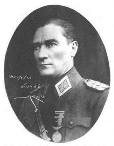 Atatürk'ün Çerçeveli Resminde İmzası