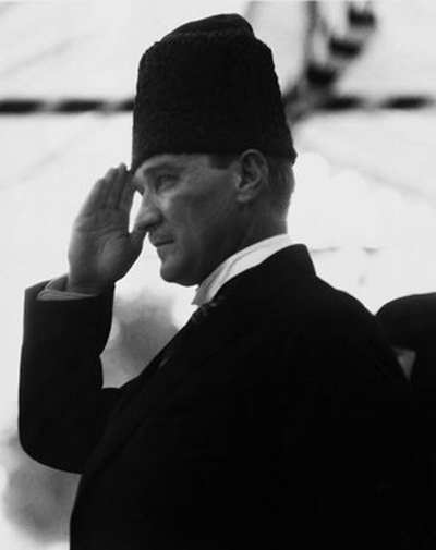 Mustafa Kemal Atatürk Törende Askeri ve Halkı Selamlarken...