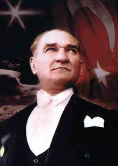 Atatürk'ün Smokinle Çekilmiş Bir Resmi
