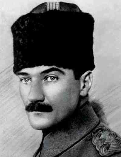 Atatürk'ün Kalpaklı Gençlik Dönemi Posteri