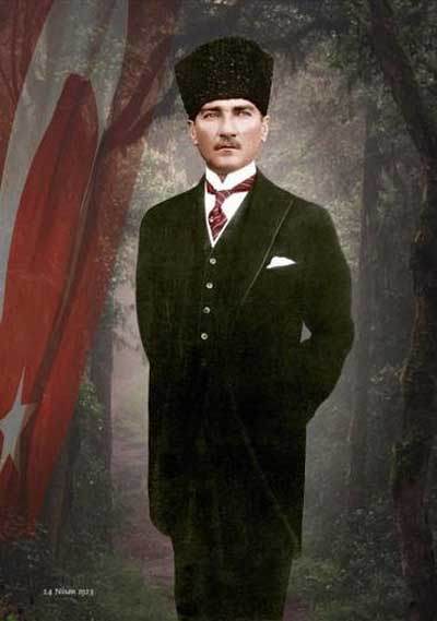 Atatürk'ün Boydan Çekilmiş Kalpalı Bir Resmi