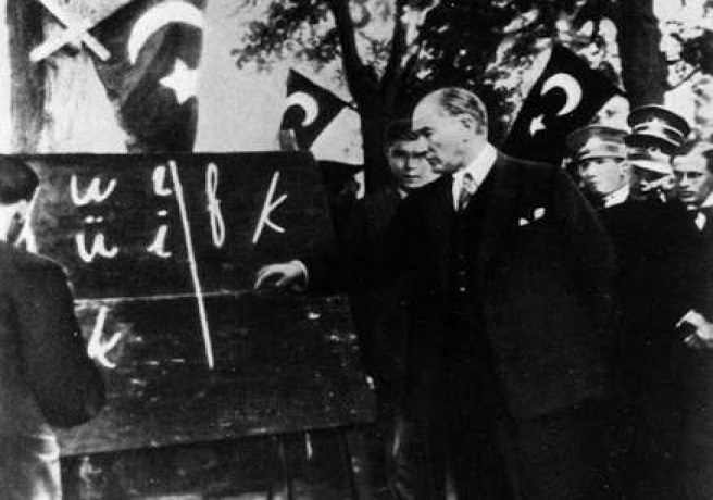 Başöğretmen Atatürk Yeni Harfleri Halka Öğretiyor