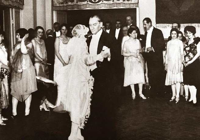 Atatürk, Manevi Kızı Nebile Dans Ederken - Resmi - Resimleri