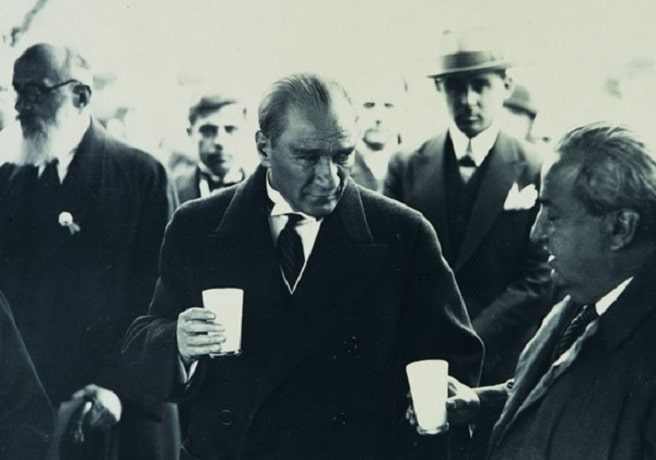 Atatürk'ün Orman Çiftliği'nde Ayran İçerken Çekilmiş Resmi