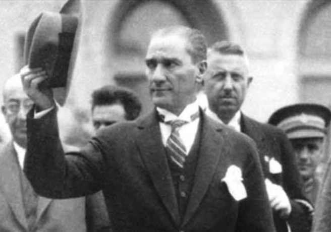 Atatürk, Şapkasıyla Halkı Selamlarken Görünüyor