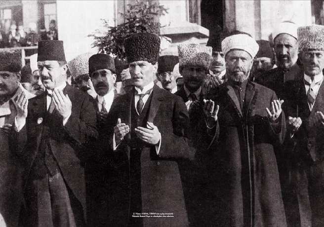 Atatürk Meclisin Açılışında Dua Ederken - 23 Nisan 1920