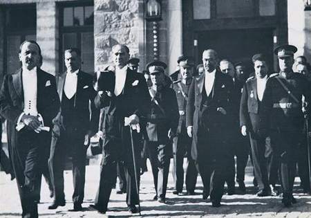 Atatürk Yanındakilerle Meclis'ten Ayrılırken
