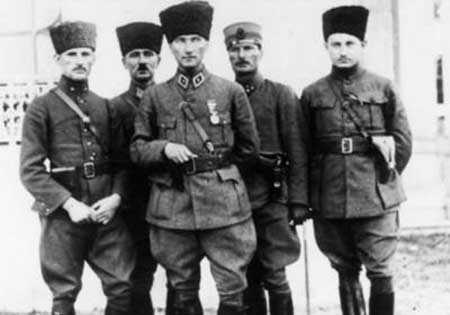 Atatürk Kurtuluş Savaşı'nda Subaylarla