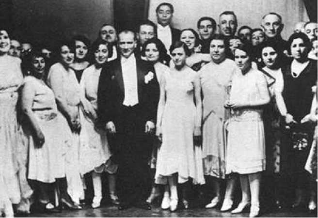 Atatürk Hariciye Köşkü Yılbaşı Balosu’nda (31 Aralık 1929)