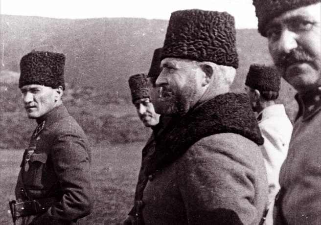 Mustafa Kemal Yarımca'da Askeri Birlikleri Denetlerken
