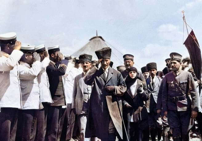Atatürk Dumlupınar Resimleri - Tören Kıtasını Selamlıyor