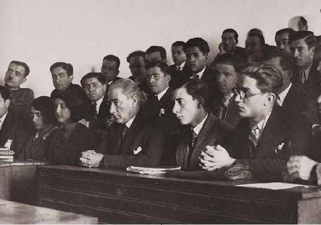 Atatürk, İstanbul Üniversitesi’nde Öğrencileri ile Ders Dinliyor