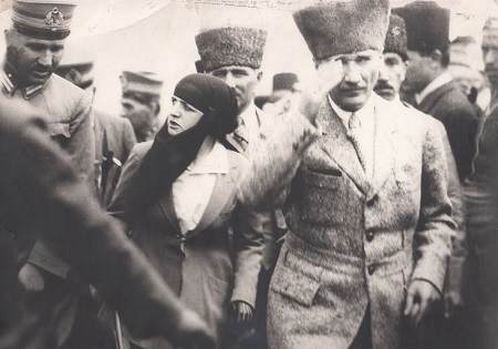 Latife Hanım ve Mustafa Kemal Dumlupınar'da