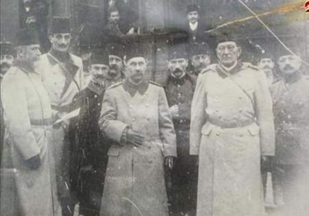 Mustafa Kemal Yerli ve Yabancı Askerlerle - İstanbul (1909)