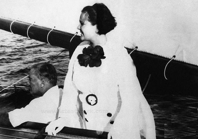 Atatürk, Manevi Kızı Afet İnan'la Bir Tekne Gezintisinde