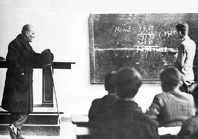 Atatürk İzmir Erkek Lisesi'nde Ders Dinlerken