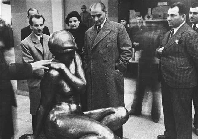 Atatürk Ankara'da Sergide Heykel İncelerken - 1934 