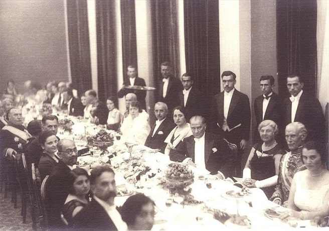 Atatürk 32 Kral ve 62 Cumhurbaskanı ile