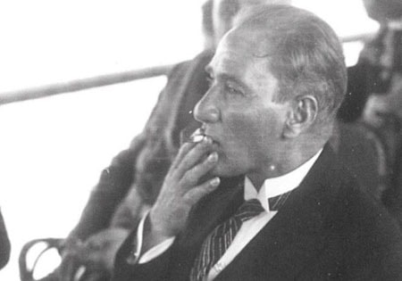 Atatürk Ertuğrul Yatı'nda Sigara İçerken - 1927