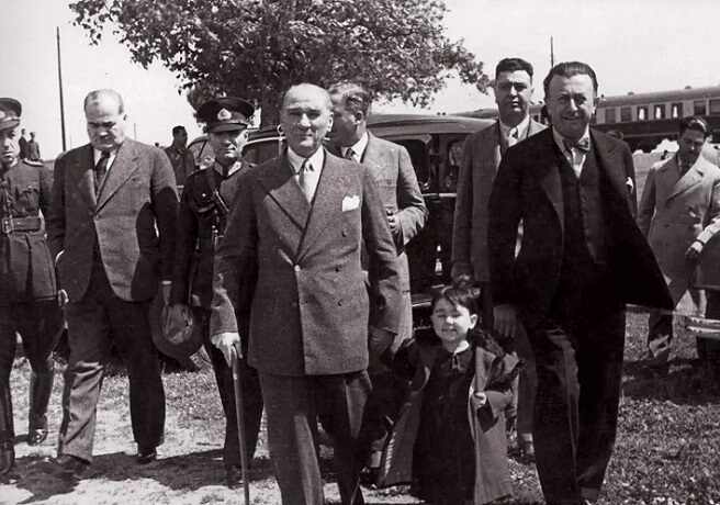 Atatürk Fener Yolunda Ülkü ile