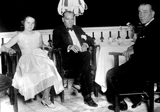 Atatürk Fethi Okyar ve Kızı ile Yalova’da