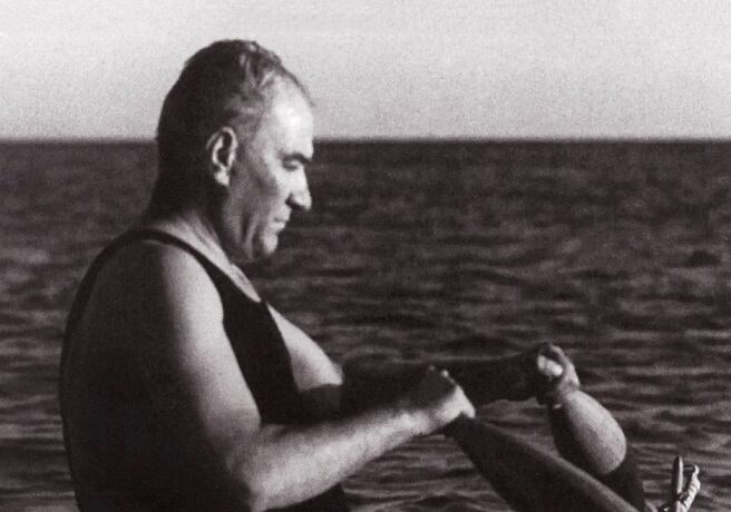 Atatürk Florya'da Kürek Çekerken
