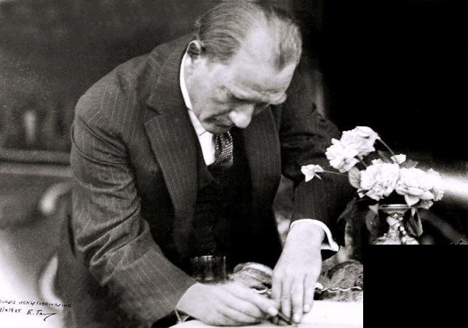 Atatürk İmza Atarken - Atatürk İmza Atıyor - Atatürk'ün İmzası