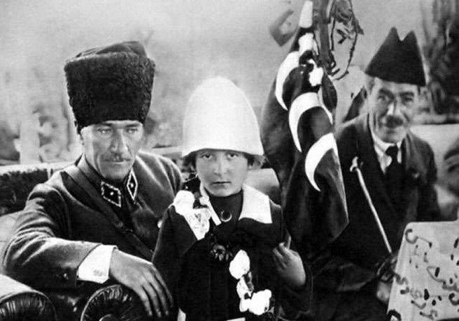Atatürk'ün 23 Nisan'da Nuriye İdil ile Resmi