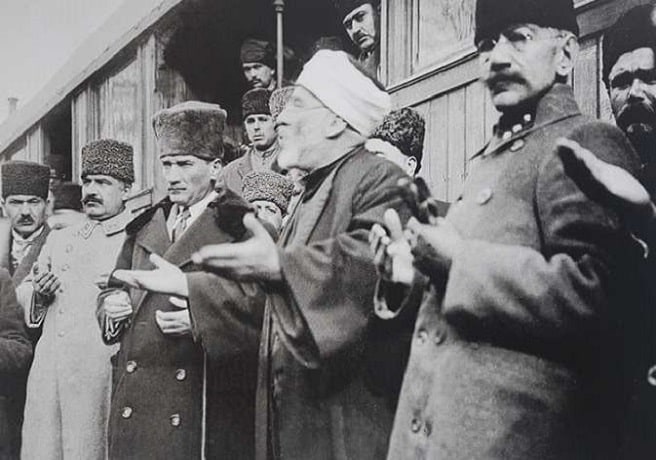 Atatürk'ün Dua Ederken Resmi - Atatürk Dua Ediyor