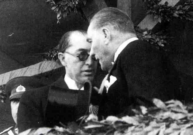 Atatürk ve Dr. Tevfik Rüştü Aras
