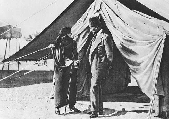 Atatürk ve Latife Çankaya Köşkü'ndeki Çadırda