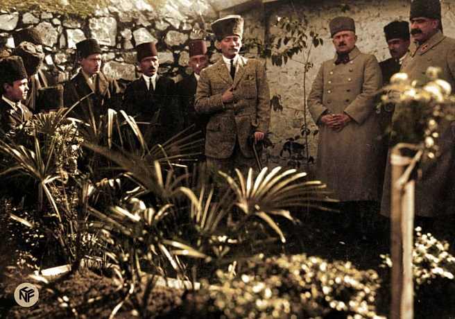 Mustafa Kemal Annesi Zübeyde Hanım'ın Kabri Başında