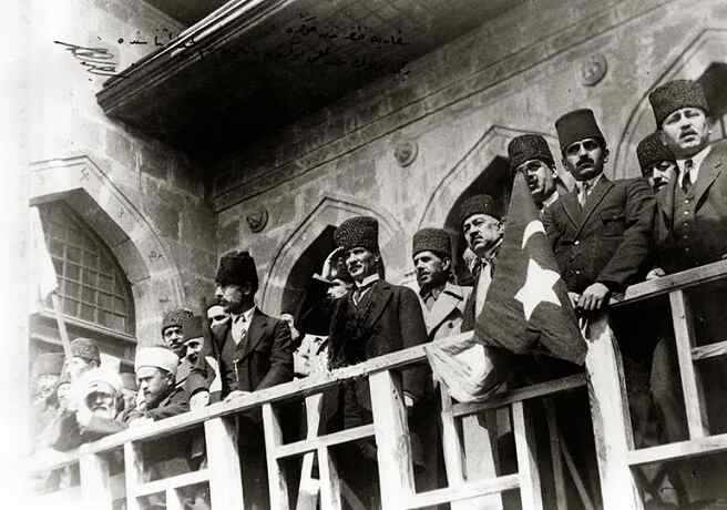 Mustafa Kemal Meclis Balkonunda Askerleri Selamlıyor